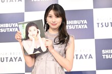 「Dear MARIA」通常版を持つ牧野真莉愛（モーニング娘。'23）。