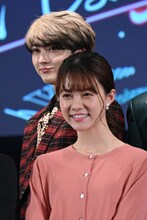 （手前から）志田彩良、ユーキ（超特急）。