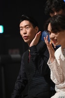 超特急を紹介する坂口涼太郎。