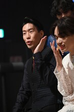 超特急を紹介する坂口涼太郎。