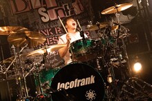 locofrankの横川慎太郎（Dr）。（Photo by Kanade Nishikata）