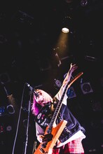 Dizzy Sunfistのあやぺた（Vo, G）。（Photo by Naoto Iwabuchi）