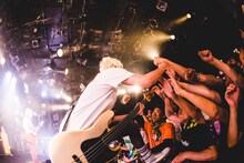 Dizzy Sunfistのメイ子（B, Cho）。（Photo by Naoto Iwabuchi）