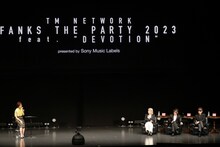 左から住吉美紀、小室哲哉、宇都宮隆、木根尚登。（撮影：島田香）