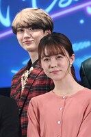 （手前から）志田彩良、ユーキ（超特急）。