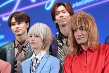 （左から）タクヤ（超特急）、鈴木ゆうか、リョウガ（超特急）、笠原秀幸。