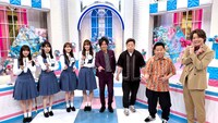 左から河田陽菜（日向坂46）、金村美玖（日向坂46）、加藤史帆（日向坂46）、佐々木久美（日向坂46）、松陰寺太勇（ぺこぱ）、ユースケ（ダイアン）、津田篤宏（ダイアン）、シュウペイ（ぺこぱ）。(c)テレビ朝日