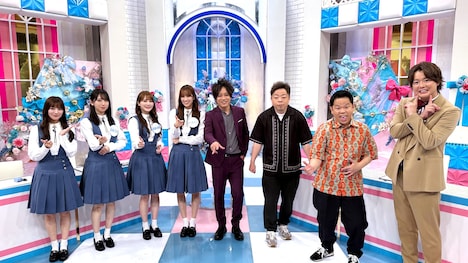 左から河田陽菜（日向坂46）、金村美玖（日向坂46）、加藤史帆（日向坂46）、佐々木久美（日向坂46）、松陰寺太勇（ぺこぱ）、ユースケ（ダイアン）、津田篤宏（ダイアン）、シュウペイ（ぺこぱ）。(c)テレビ朝日