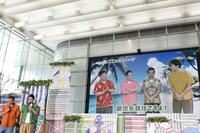 “副団長”を務めるダイアン、かまいたちからのビデオレターを見る千鳥（左下）。