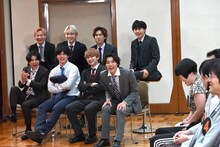 タカシを応援しつつ、観客の反応に注目する超特急。