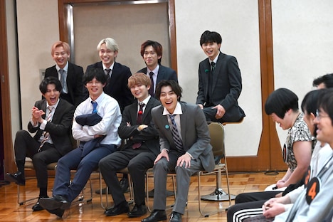 タカシを応援しつつ、観客の反応に注目する超特急。