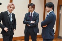 ネタ合わせをするシューヤ、リョウガ、カイ。