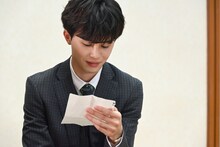 前日の深夜3時まで考えたネタを確認するタクヤ。