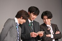 タクヤ（中央）が前日の深夜3時まで考えたネタのメモで作戦会議をする、チーム「ヘビーデスメタル」の3人。