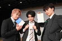 ネタ帳を用意してきた3人。左からシューヤ、ハル、タクヤ。