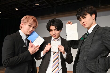 ネタ帳を用意してきた3人。左からシューヤ、ハル、タクヤ。