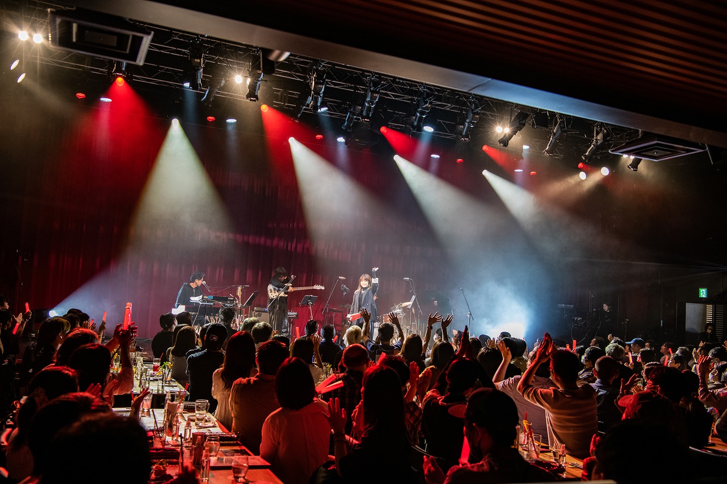 赤いペンライトで染まったBillboard Live YOKOHAMA。