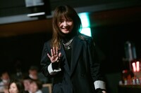 笑顔でステージに戻る鞘師里保。