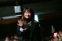 「鞘師！」コールを受けて笑顔でステージに戻る鞘師里保。