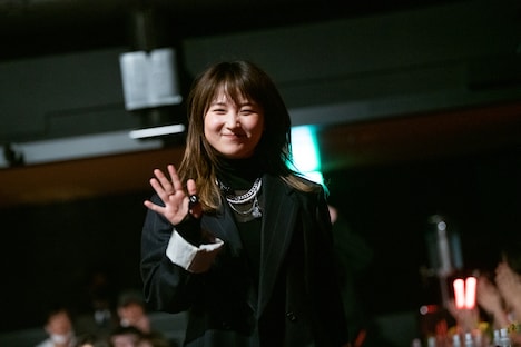 「鞘師！」コールを受けて笑顔でステージに戻る鞘師里保。