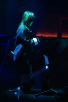 椅子に腰かけ集中する鞘師里保。