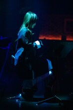 椅子に腰かけ集中する鞘師里保。