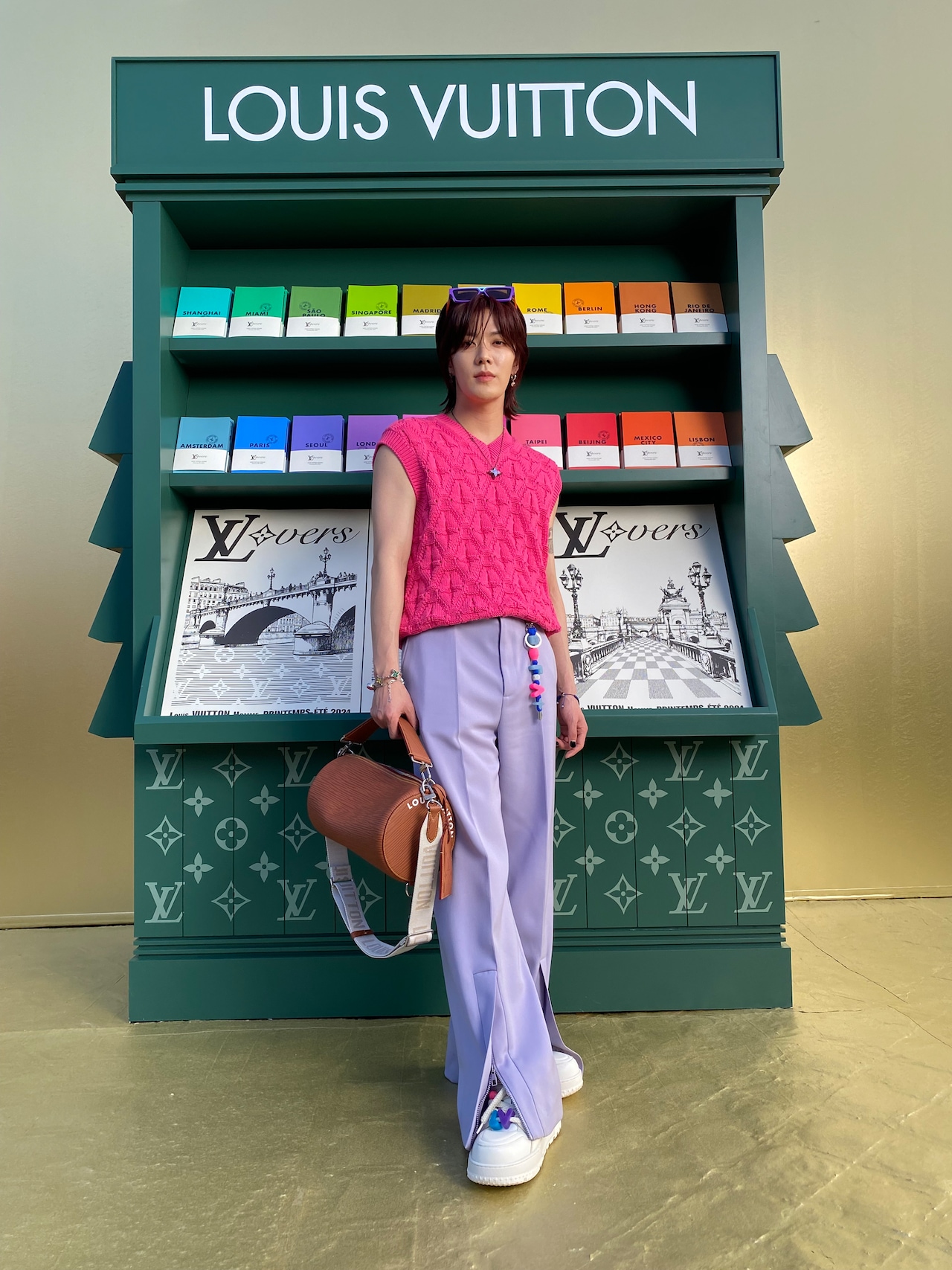 NCT 127・ユウタがパリ開催ルイ・ヴィトンのショー出席、猫やソン・ジュンギとのツーショットも