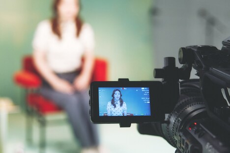 インタビューを受けるあいみょん。