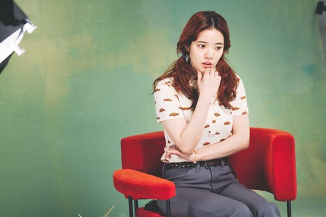 インタビューを受けるあいみょん。