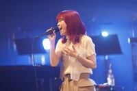 大島真帆（Vo）（撮影：宮家和也）