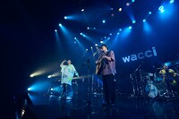 「リバイバル feat. asmi」を披露するwacciとasmi。