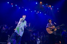 asmi（左）と橋口洋平（右）。