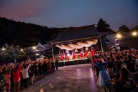 宮地嶽神社で行われたBiSHライブの様子。（Photo by sotobayashi kenta）