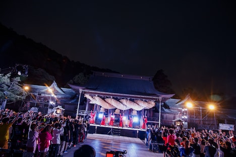 宮地嶽神社で行われたBiSHライブの様子。（Photo by sotobayashi kenta）