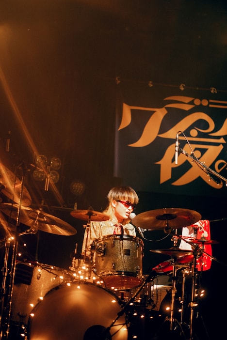 手紙を読む秦愛翔（Dr）。（Photo by Ryohey）