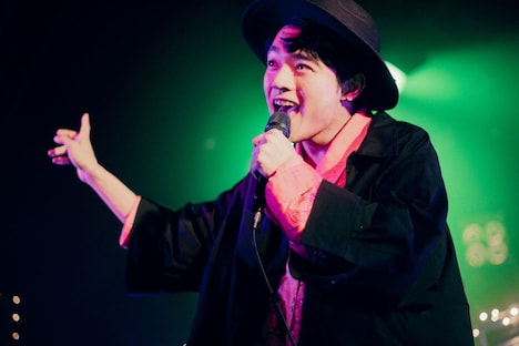「BOOGIE MAN RADIO」を歌う宮崎一晴（Vo, G）。（Photo by Ryohey）