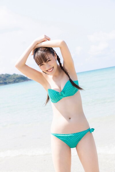 人気画像1位は「ももクロ高城れに、初の写真集発売！水着＆下着カットなど20代にやり残したことを叶える」より、高城れに初写真集の先行カット。(c) 塚田亮平/集英社