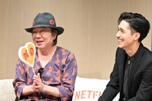 左から古田新太、錦戸亮。