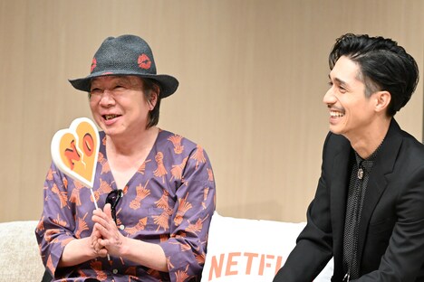 左から古田新太、錦戸亮。