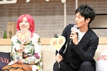 左から仲里依紗、松坂桃李。