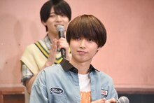 左から西村拓哉（Lil かんさい）、井上瑞稀（HiHi Jets）。