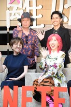 指ハートを作る古田新太（後列左）に気付いて笑顔を見せる錦戸亮（後列右）。