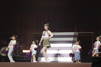 キッズダンサーと踊る高城れに。（撮影：上飯坂一）