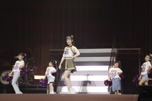 キッズダンサーと踊る高城れに。（撮影：上飯坂一）