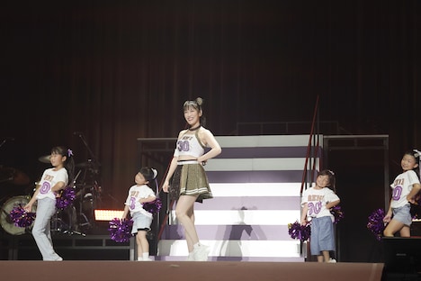 キッズダンサーと踊る高城れに。（撮影：上飯坂一）