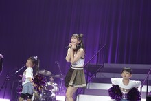 キッズダンサーと踊る高城れに。（撮影：上飯坂一）