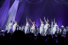 総勢約60名のキッズダンサーと踊る高城れに。（撮影：上飯坂一）