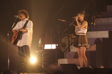 橋口洋平（wacci）とコラボする高城れに。（撮影：上飯坂一）