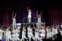 総勢約60名のキッズダンサーと踊る高城れに。（撮影：上飯坂一）