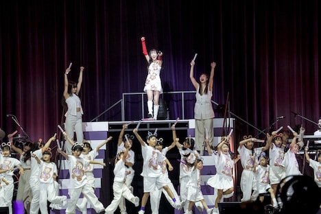 総勢約60名のキッズダンサーと踊る高城れに。（撮影：上飯坂一）